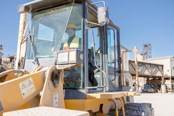 Tarjetas de transporte para vehículos pesados Trabajadora dirigiendo un vehículo pesado de obra