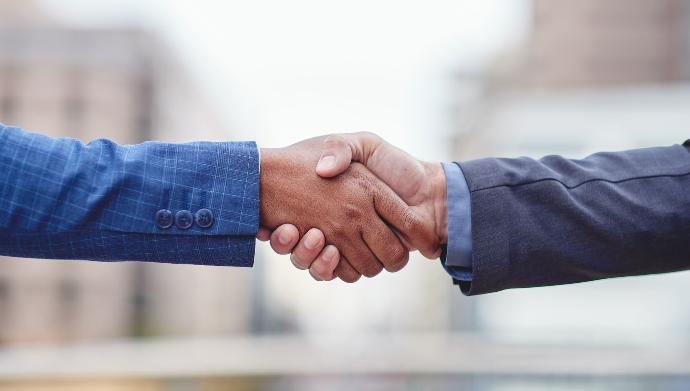 Formalización de contratos Manos apretándose en acuerdo