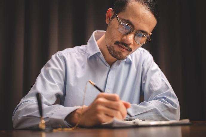 Certificados Hombre concentrando firmando documentos