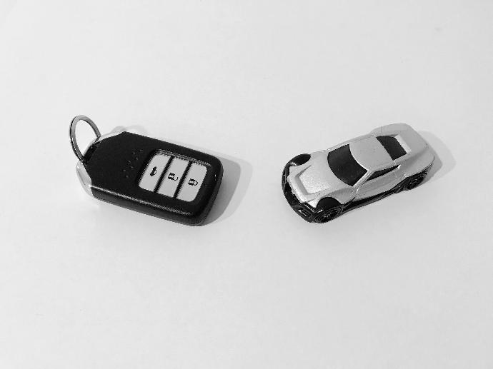 Subvenciones al vehículo eléctrico Coche de juguete con mando de coche real